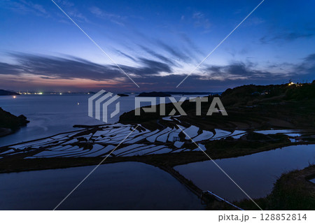 《長崎県》薄明の空の土谷棚田・日本の原風景 128852814