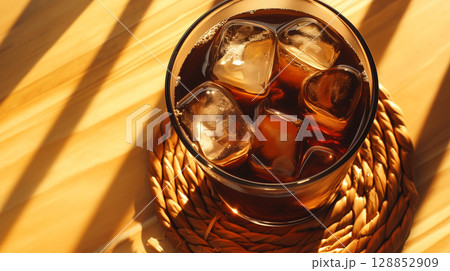 テーブルに置かれたアイスコーヒーのイメージ素材 テーブルに置かれたアイスコーヒーのイメージ素材 128852909