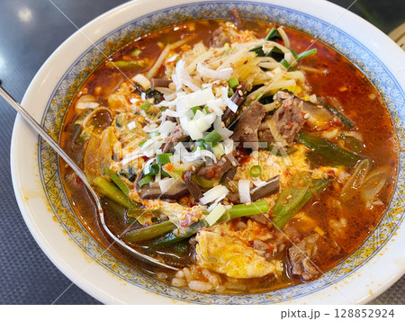 ユッケジャン 牛肉と野菜のピリ辛韓国スープ ユッケジャン 牛肉と野菜のピリ辛韓国スープ 128852924
