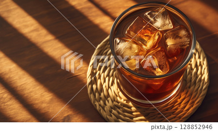 テーブルに置かれたアイスコーヒーのイメージ素材 128852946