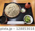夏の冷たい蕎麦 128853018