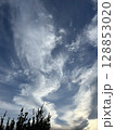夏の空に浮かぶ雲 128853020