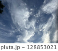 青空と白い雲 128853021