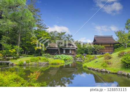 奈良の名勝庭園 依水園 柳生堂と氷心亭を望む 奈良の名勝庭園 依水園 柳生堂と氷心亭を望む 128853115