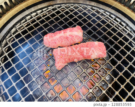 無煙ロースター 焼肉 カルビ 128853593