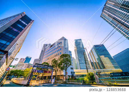 日本の横浜都市景観　横浜駅みなみ東口側。高島のパークタワー横浜ステーションプレミアなどを望む 128853688