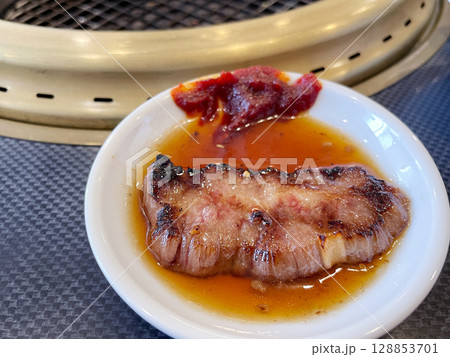 焼肉のタレとコチュジャンとカルビ 128853701
