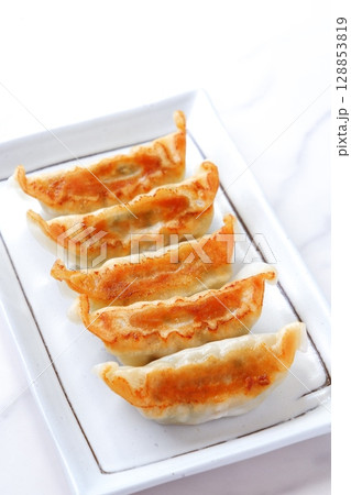 焼き餃子 - 外がパリパリ、中がジューシー、焦げ目がおいしそうな焼きギョウザ 128853819