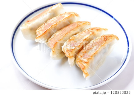 焼き餃子 - 外がパリパリ、中がジューシー、焦げ目がおいしそうな焼きギョウザ 128853823