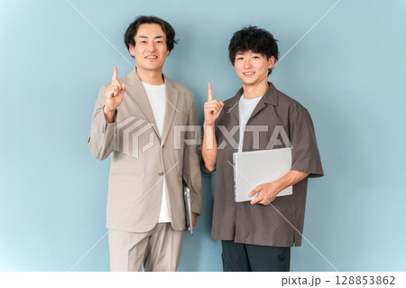 パソコンを持つ笑顔のビジネスマン(プログラマー,エンジニア,システムエンジニア) パソコンを持つ笑顔のビジネスマン(プログラマー,エンジニア,システムエンジニア) 128853862