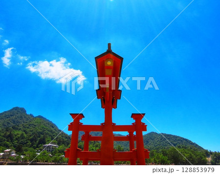 日本三景宮島の大鳥居 128853979
