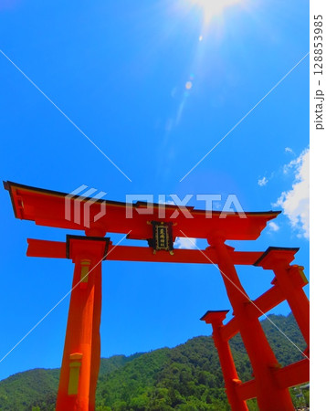 日本三景宮島の大鳥居 128853985