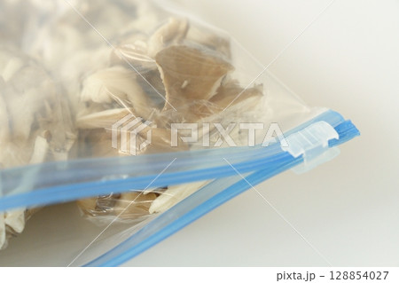 小分けにしてすぐに使える - 長野県産のマイタケ(冷凍保存前) 小分けにしてすぐに使える - 長野県産のマイタケ(冷凍保存前) 128854027