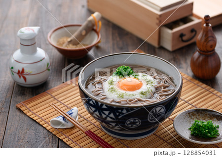 湯気立つとろろそば 卵黄とねぎの和風そば料理 128854031