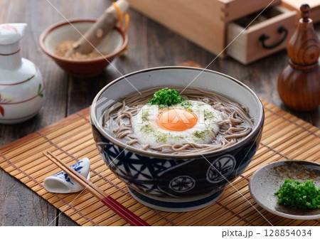 湯気立つとろろそば 卵黄とねぎの和風そば料理 湯気立つとろろそば 卵黄とねぎの和風そば料理 128854034