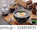 湯気立つとろろそば 卵黄とねぎの和風そば料理 128854035