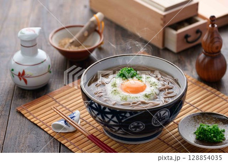 湯気立つとろろそば 卵黄とねぎの和風そば料理 湯気立つとろろそば 卵黄とねぎの和風そば料理 128854035