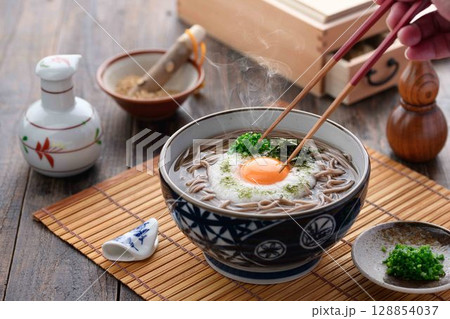 湯気立つとろろそば 卵黄とねぎの和風そば料理 湯気立つとろろそば 卵黄とねぎの和風そば料理 128854037