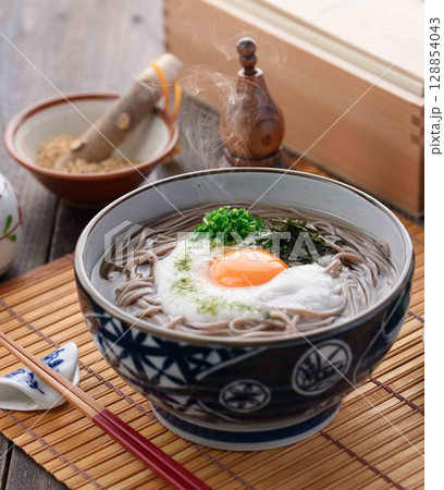 湯気立つとろろそば 卵黄とねぎの和風そば料理 湯気立つとろろそば 卵黄とねぎの和風そば料理 128854043