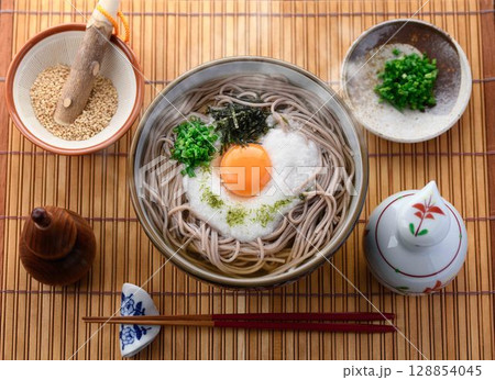 湯気立つとろろそば 卵黄とねぎの和風そば料理 128854045