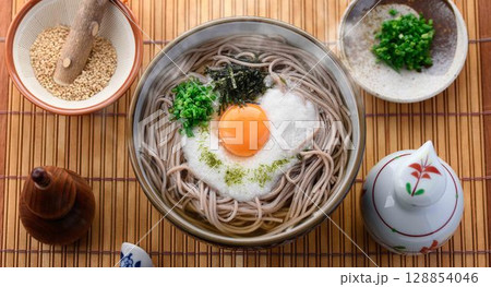 湯気立つとろろそば 卵黄とねぎの和風そば料理 湯気立つとろろそば 卵黄とねぎの和風そば料理 128854046