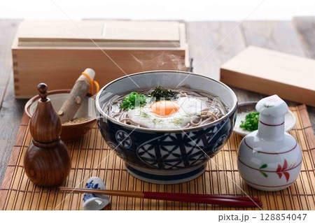 湯気立つとろろそば 卵黄とねぎの和風そば料理 128854047