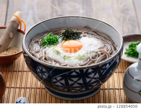 湯気立つとろろそば 卵黄とねぎの和風そば料理 128854050