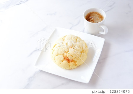 メロンパンとコーヒー - おいしそうなメロンパンと、淹れたてのコーヒーで、おやつの時間 128854076