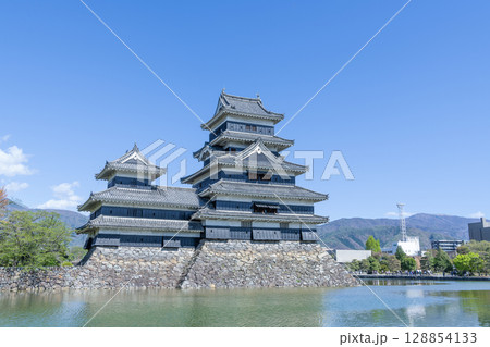 長野県松本市　晴天の国宝松本城 128854133