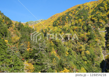 紅葉が始まった山 紅葉が始まった山 128854216