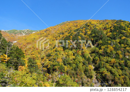 紅葉が始まった山 紅葉が始まった山 128854217