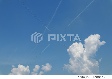 青空に浮かぶ雲 青空に浮かぶ雲 128854262