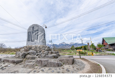 長野県南佐久郡 野辺山高原 JR鉄道最高地点の碑と周辺の町並み 長野県南佐久郡 野辺山高原 JR鉄道最高地点の碑と周辺の町並み 128854373