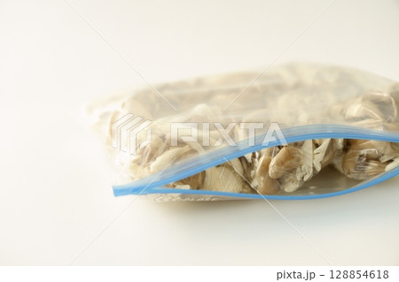 小分けにしてすぐに使える - 長野県産のマイタケ(冷凍保存前) 小分けにしてすぐに使える - 長野県産のマイタケ(冷凍保存前) 128854618