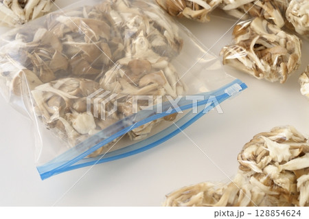 小分けにしてすぐに使える - 長野県産のマイタケ（冷凍保存前） 128854624