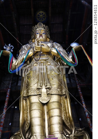 ウランバートル・チベット仏教ガンダン寺の仏像 128854811