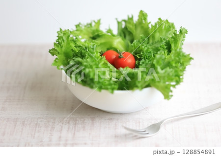 新鮮フリルレタスのサラダ 新鮮フリルレタスのサラダ 128854891