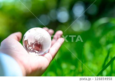 綺麗な新緑にかざす地球儀の水晶　エコロジーイメージ　くっきりノーマルカラー 128854958