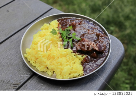 アウトドアで食べるカレーライス アウトドアで食べるカレーライス 128855023