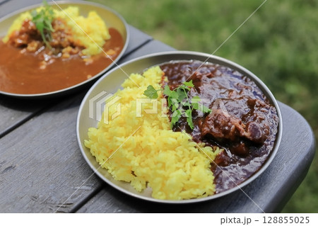 アウトドアで食べるカレーライス アウトドアで食べるカレーライス 128855025