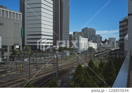 真夏　日中の新宿駅　タイムズスクエア 128855034