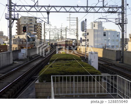 阪急池田駅に入線する宝塚行き普通電車 阪急池田駅に入線する宝塚行き普通電車 128855040