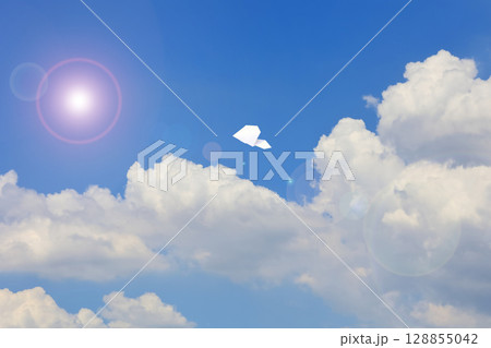 大空を飛ぶ紙飛行機 大空を飛ぶ紙飛行機 128855042