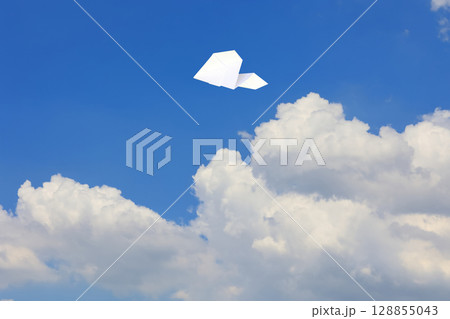 大空を飛ぶ紙飛行機 128855043