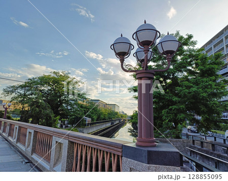 夕暮れの町並み 夕暮れの町並み 128855095