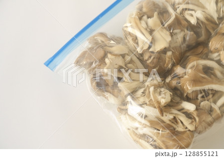 小分けにしてすぐに使える - 長野県産のマイタケ(冷凍保存前) 小分けにしてすぐに使える - 長野県産のマイタケ(冷凍保存前) 128855121