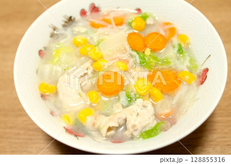 家庭の野菜たっぷりのクリームシチュー 家庭の野菜たっぷりのクリームシチュー 128855316