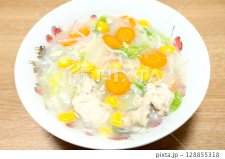 家庭の野菜たっぷりのクリームシチュー 家庭の野菜たっぷりのクリームシチュー 128855318