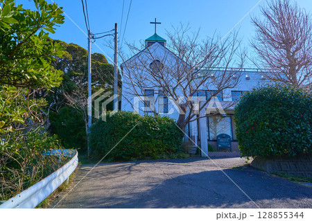 神奈川県三浦郡葉山町仙元山ハイキングコースの途中にある葉山教会 神奈川県三浦郡葉山町仙元山ハイキングコースの途中にある葉山教会 128855344