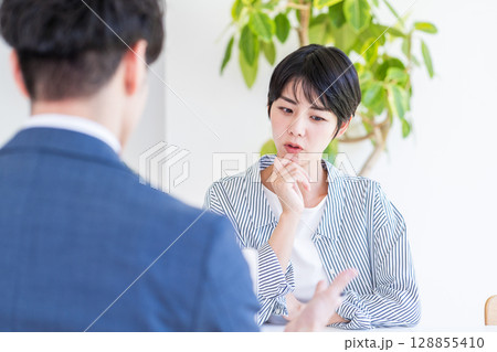 ファイナンシャルプランナーに相談する主婦。 128855410